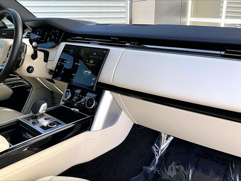 Used 2023 Land Rover Range Rover SE image 16