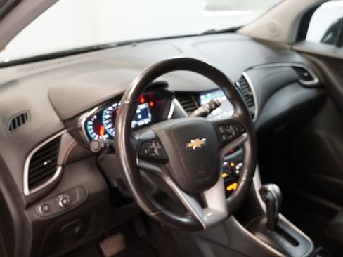 Used 2018 Chevrolet Trax LT w/ LT Convenience Package FWD image 6