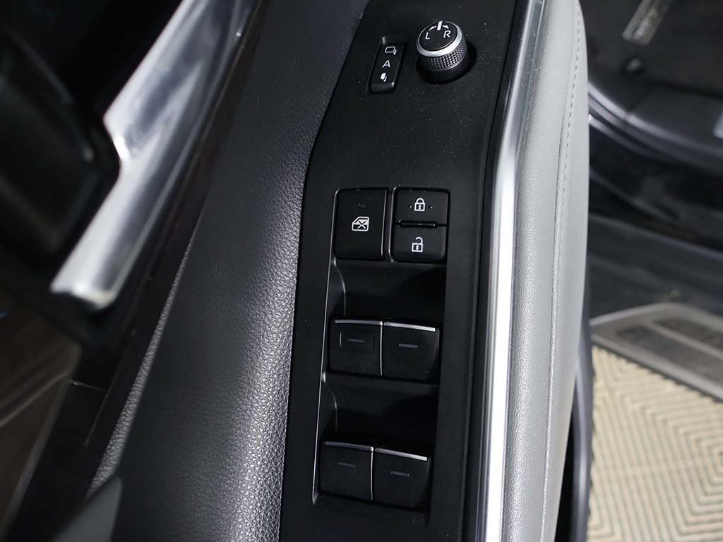 Used 2023 Toyota Highlander Limited AWD/4WD image 40