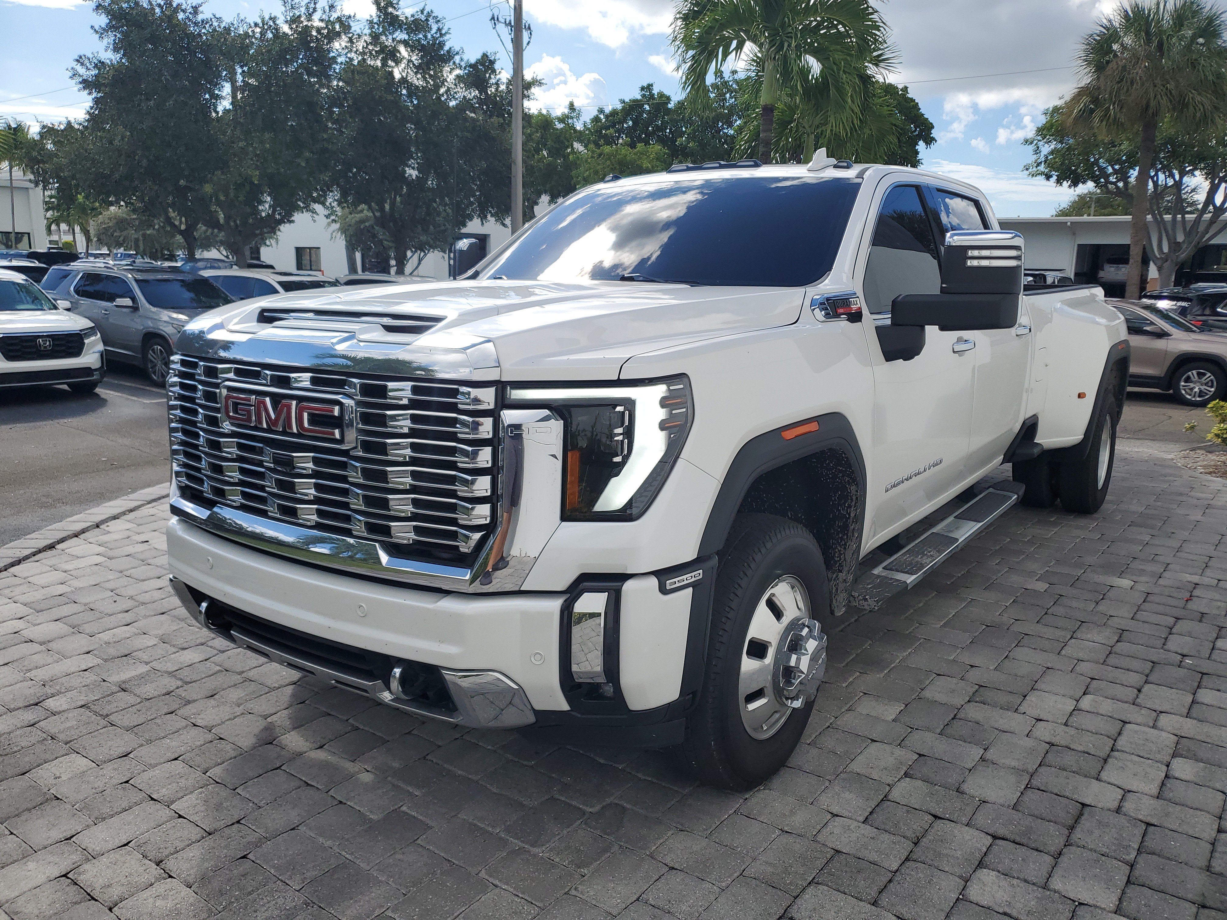 Used 2025 GMC Sierra 3500 Denali w/ Denali Reserve Package AWD/4WD image 3