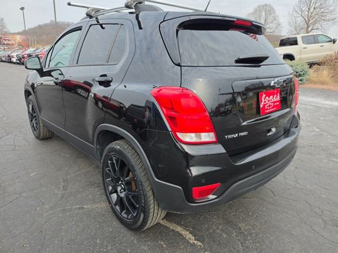 Used 2021 Chevrolet Trax LT w/ Premium Seat Package AWD/4WD image 3