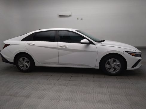 Used 2025 Hyundai Elantra SE FWD image 11