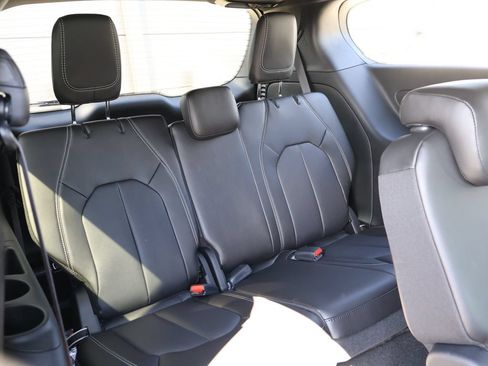 New 2027 Chrysler Pacifica Select FWD image 11