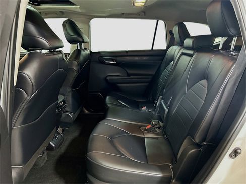 Used 2023 Toyota Highlander XLE image 22