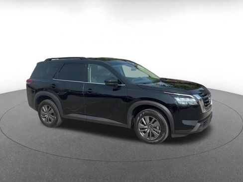 Used 2025 Nissan Pathfinder SV FWD image 2