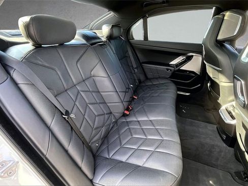 Used 2023 BMW 760i xDrive image 28