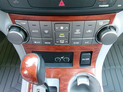 Used 2010 Toyota Highlander Limited image 35