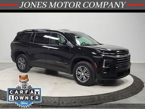 Used 2025 Chevrolet Traverse LT FWD image 1