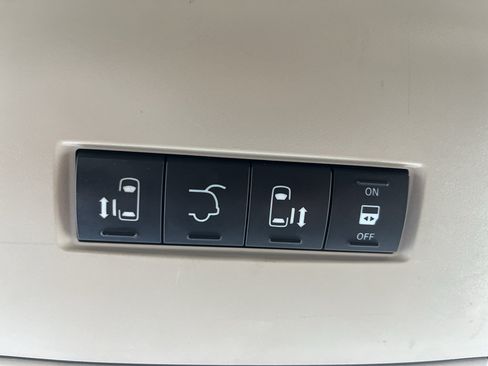 Used 2016 Chrysler Town & Country Touring FWD image 25