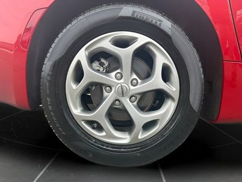 Certified 2024 Chrysler Pacifica Limited FWD image 12