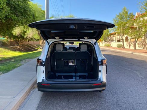 Used 2023 Toyota Sienna XLE image 5