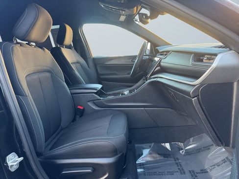 Used 2024 Jeep Grand Cherokee Laredo image 15