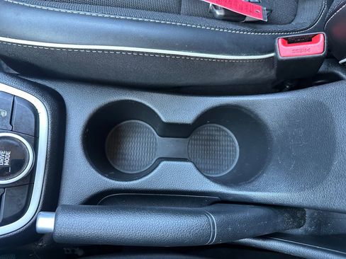 Used 2023 Hyundai Venue Limited image 25