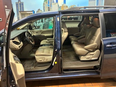 Used 2018 Toyota Sienna XLE Premium image 27