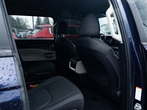 Used 2024 Kia Carnival LX FWD image 23