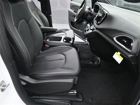 New 2026 Chrysler Pacifica Select image 35