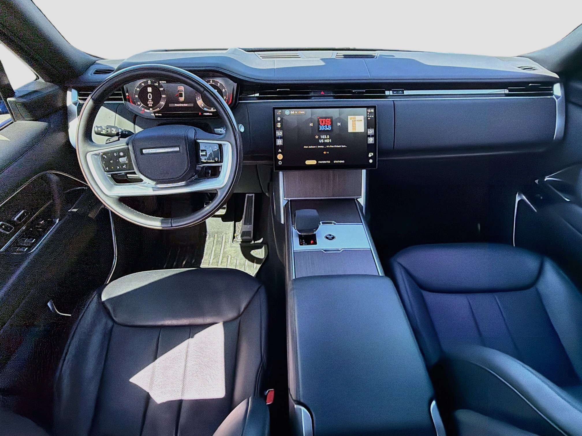 Used 2025 Land Rover Range Rover Long Wheelbase SE AWD/4WD image 16
