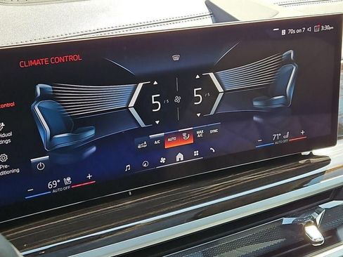 Used 2025 BMW X7 xDrive40i w/ Premium Package image 17