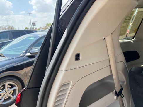 Used 2023 Chrysler Pacifica Touring-L FWD image 22