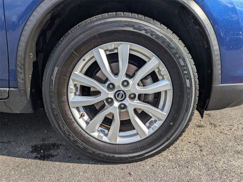 Used 2017 Nissan Rogue SV w/ SV Premium Package image 11