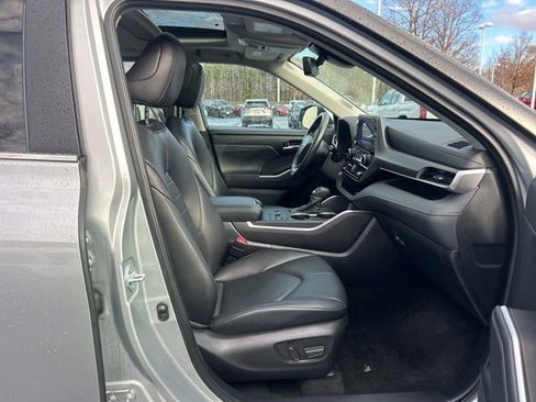 Used 2024 Toyota Highlander XLE image 18
