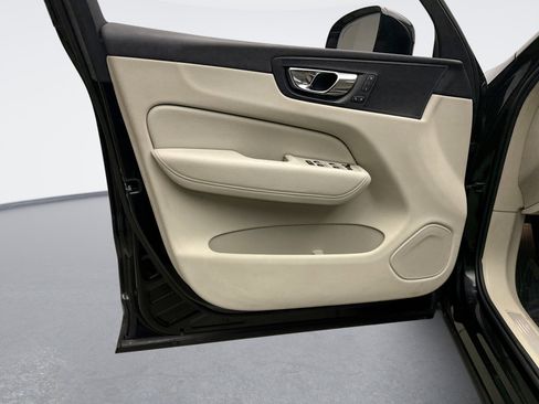 Used 2019 Volvo XC60 T5 Momentum w/ Premium Package image 9