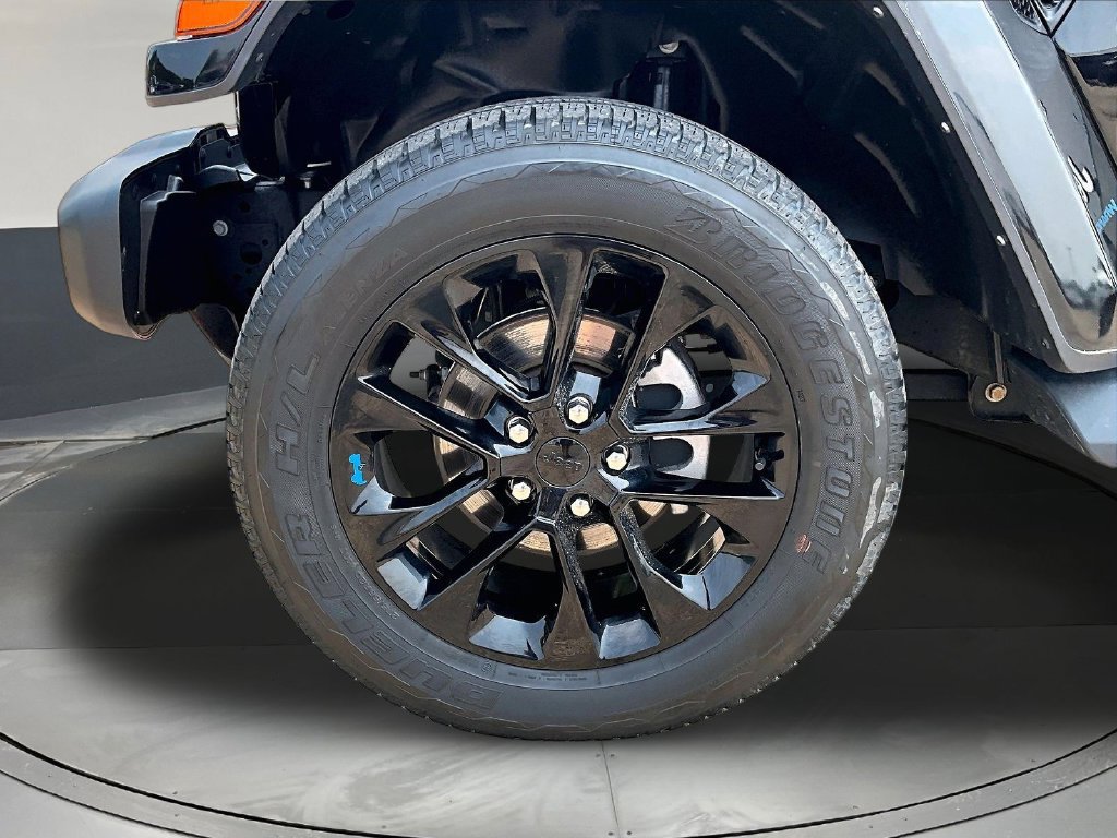 Used 2023 Jeep Wrangler Unlimited Sahara w/ Dual Top Group AWD/4WD image 33