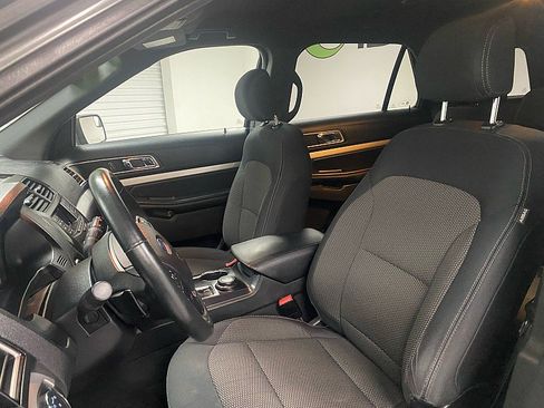 Used 2017 Ford Explorer XLT image 9