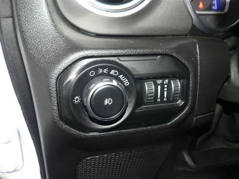 Used 2020 Jeep Wrangler Unlimited Sahara image 31