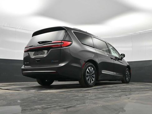 Used 2021 Chrysler Pacifica Limited w/ Uconnect Theater Family Group image 35