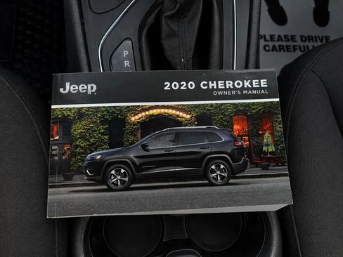 Used 2020 Jeep Cherokee Latitude w/ Cold Weather Group AWD/4WD image 18