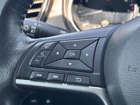 Used 2018 Nissan Rogue SV w/ Premium Package image 20