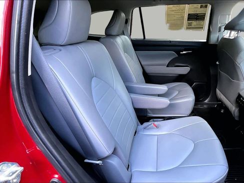 Used 2022 Toyota Highlander XLE AWD/4WD image 19