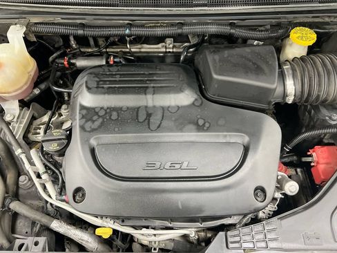 Used 2021 Chrysler Pacifica Touring w/ Uconnect Theater Family Group FWD image 25
