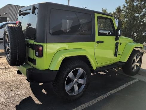 Used 2017 Jeep Wrangler Sahara w/ Connectivity Group AWD/4WD image 2