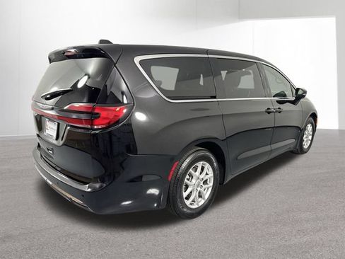 Used 2025 Chrysler Pacifica Select FWD image 35