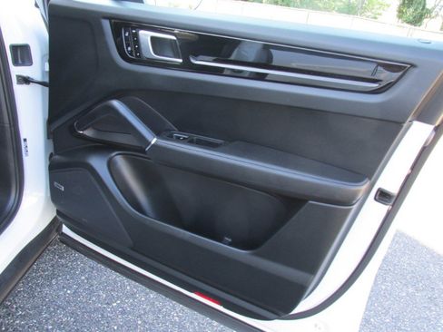 Used 2020 Porsche Cayenne image 37