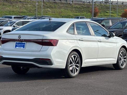 New 2026 Volkswagen Jetta SE image 3