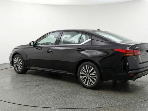 Used 2025 Nissan Altima 2.5 SV FWD image 6