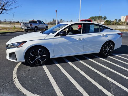 Used 2024 Nissan Altima 2.5 SR image 3
