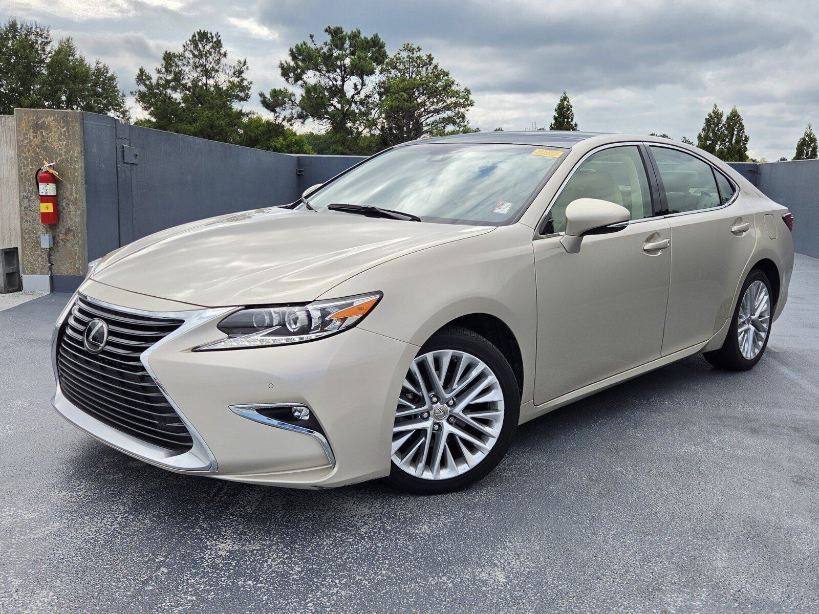 Used 2016 Lexus ES 350 w/ Luxury Package w/Wood Trim FWD image 1