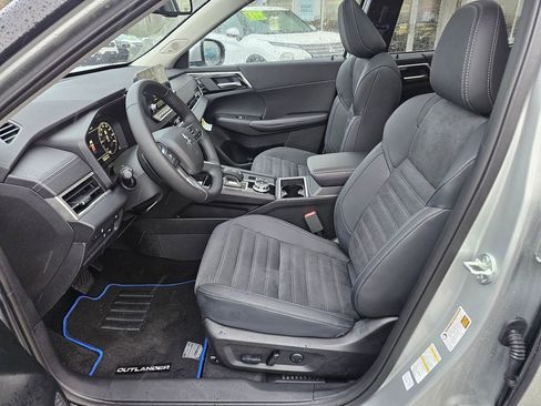 New 2025 Mitsubishi Outlander SE image 15