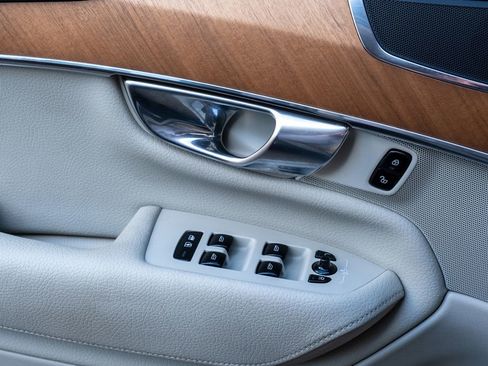 Used 2021 Volvo XC90 T6 Momentum w/ Climate Package image 14