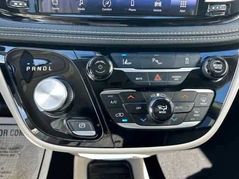 Used 2023 Chrysler Pacifica Touring-L FWD image 31
