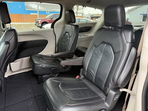 Used 2020 Chrysler Pacifica Touring-L image 22