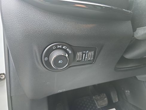 Used 2024 Jeep Compass Latitude w/ Convenience Group image 19