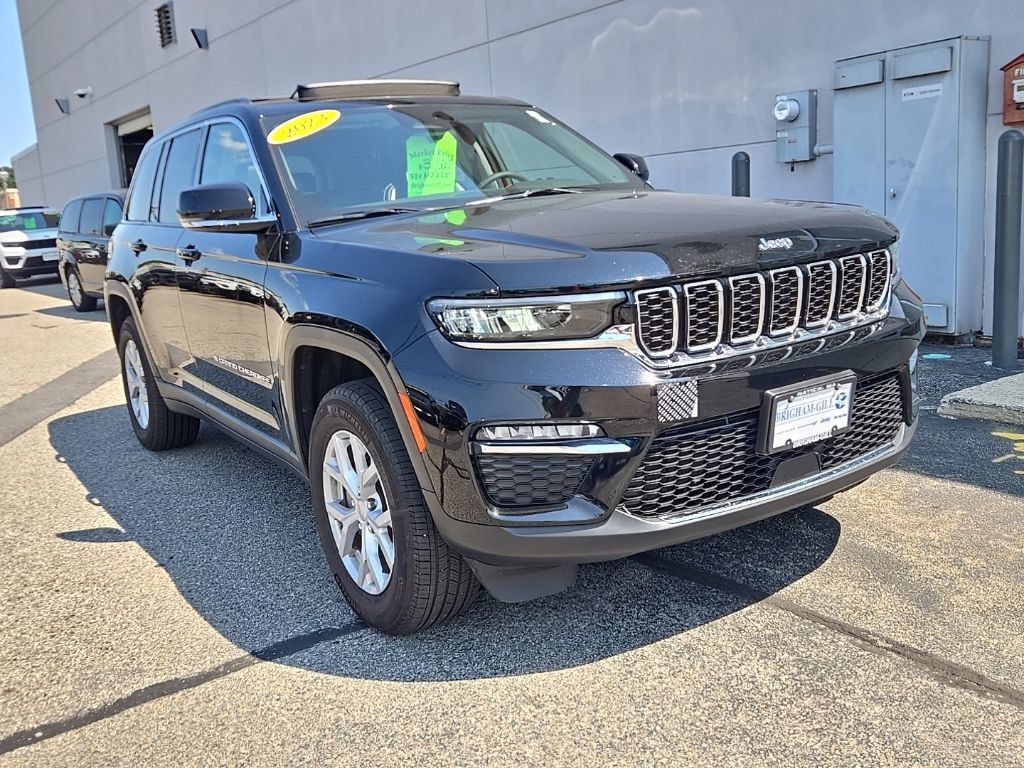 Used 2023 Jeep Grand Cherokee Limited AWD/4WD image 2