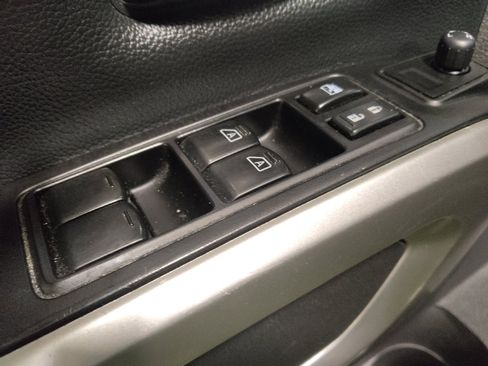 Used 2018 Nissan Titan SV w/ SV Convenience Package image 27