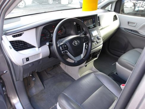 Used 2015 Toyota Sienna L FWD image 9