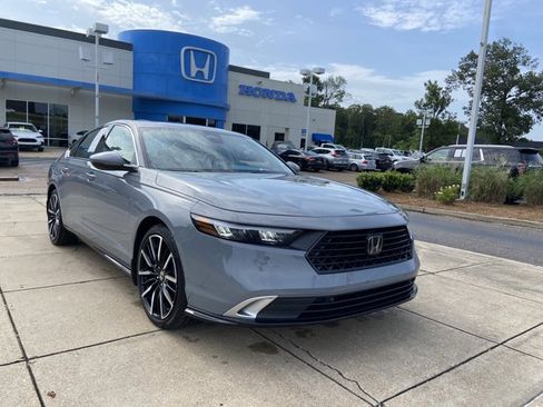 Used 2023 Honda Accord Touring image 2
